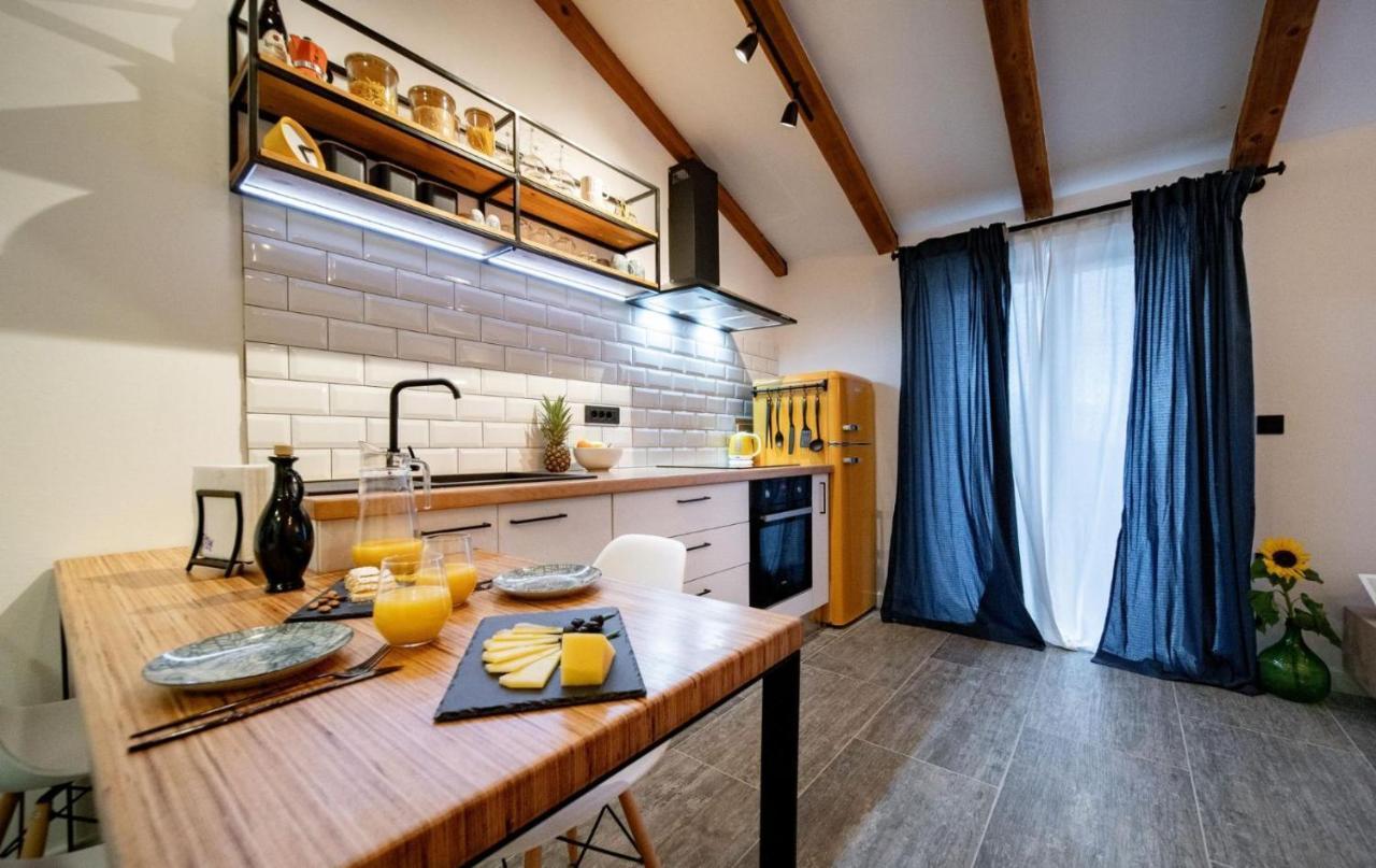 Novouredeni Apartman Marko Mundanije Exterior foto
