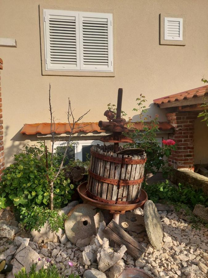 Novouredeni Apartman Marko Mundanije Exterior foto